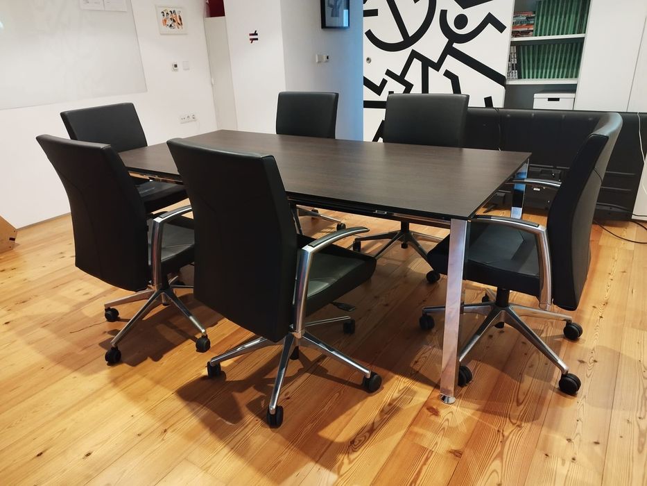 Mesa de reuniões e cadeiras executivas