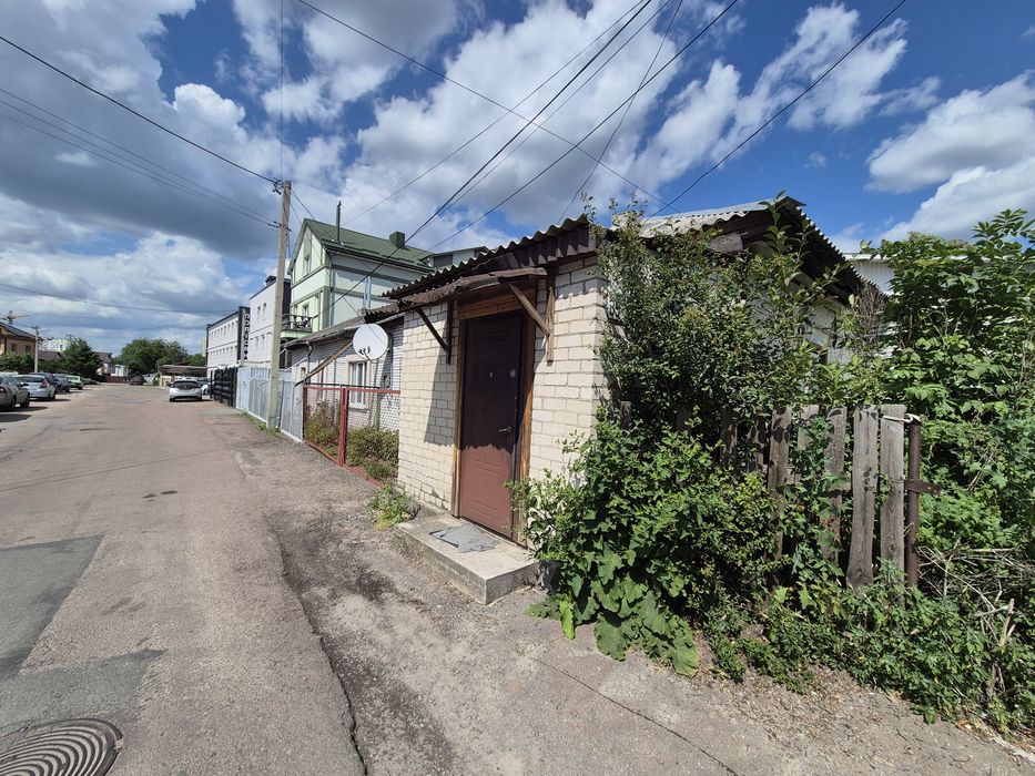 Здається фасадна частина будинку р-н Сінного ринку під склад без зручностей