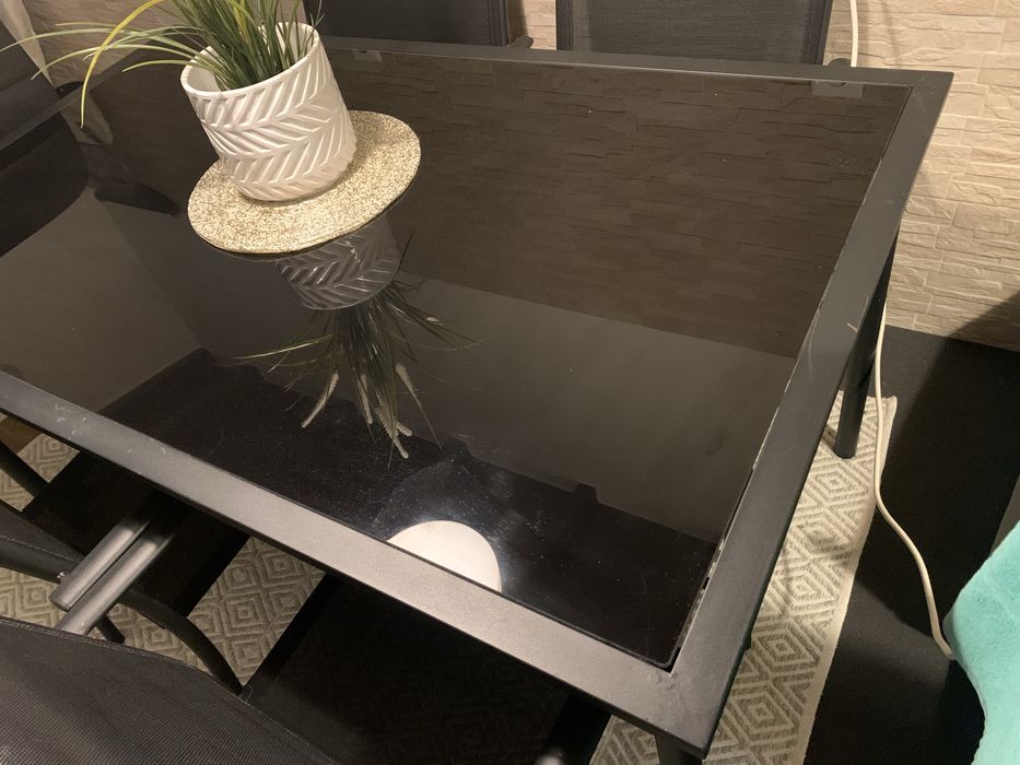 Conjunto - Mesa e 4 cadeiras