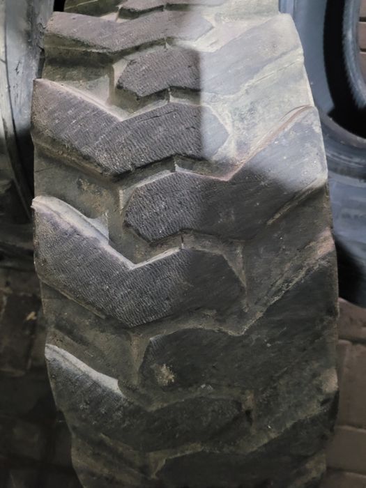 Opony przemysłowe 10-16.5