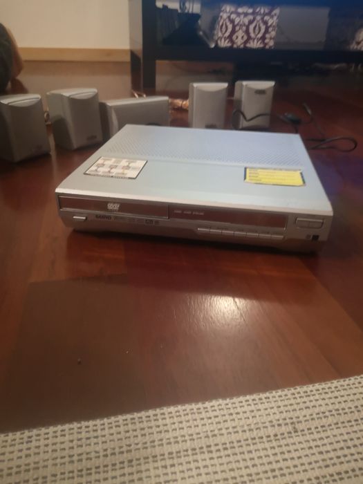 DVD Sanyo com sistema de som 5.1
