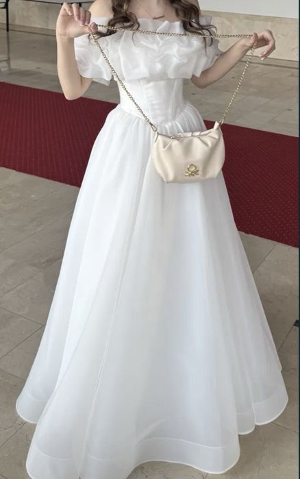 Шикарна біла сукня