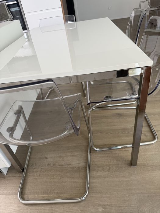 Conjunto de mesa com 4 cadeiras