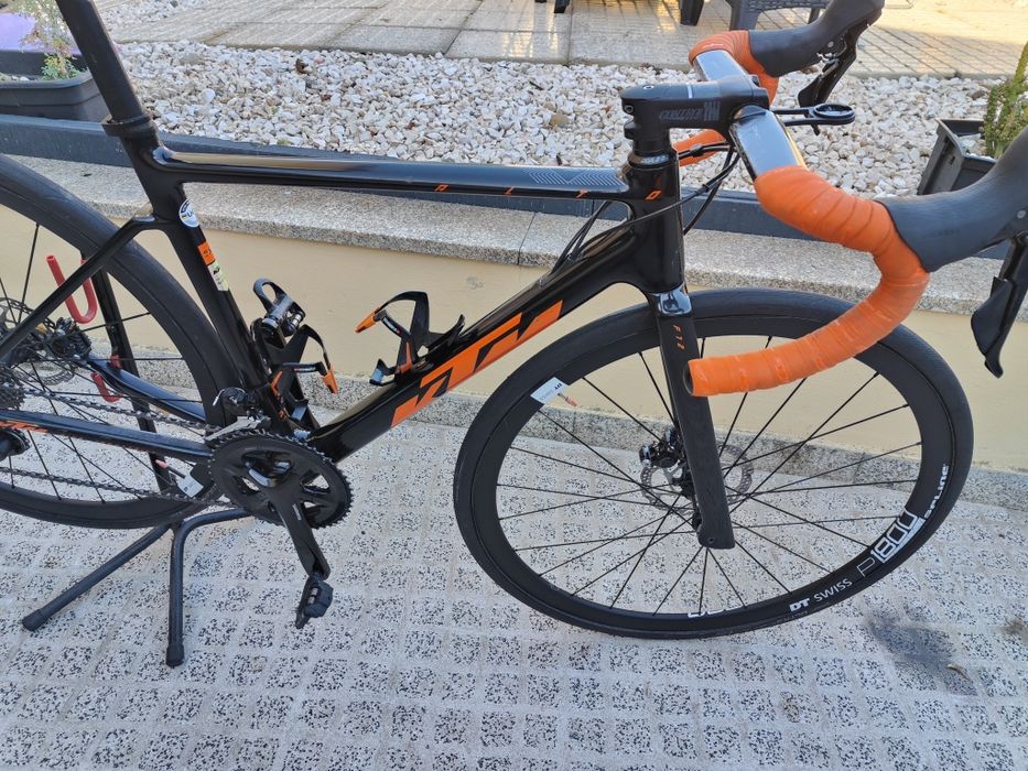 Bicicleta de estrada em carbono KTM