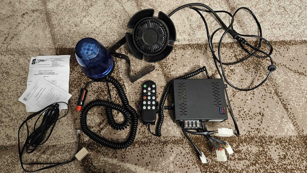 Zestaw sygnałów dźwiękowych i świetlnych pojazdu uprzywilejowanego