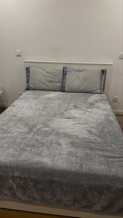 Cama casal espaçosa com colções