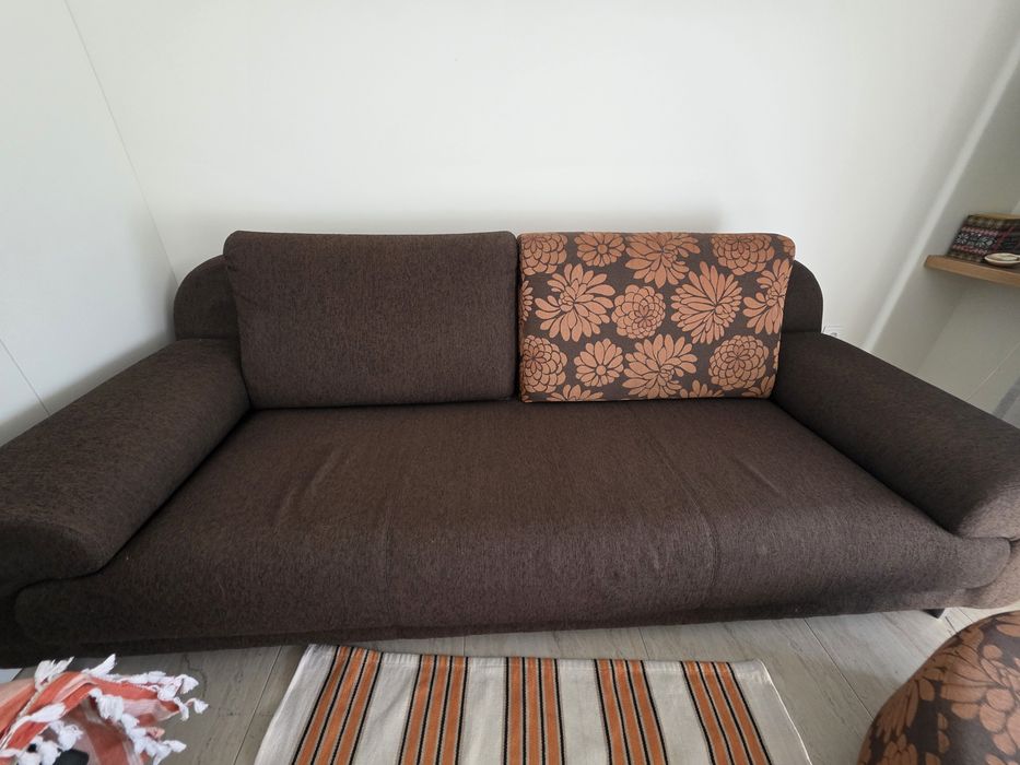 Sofá  e mesa/ puff de apoio