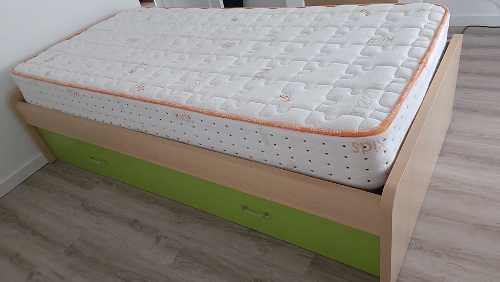 Cama individual com arrumação e colchão