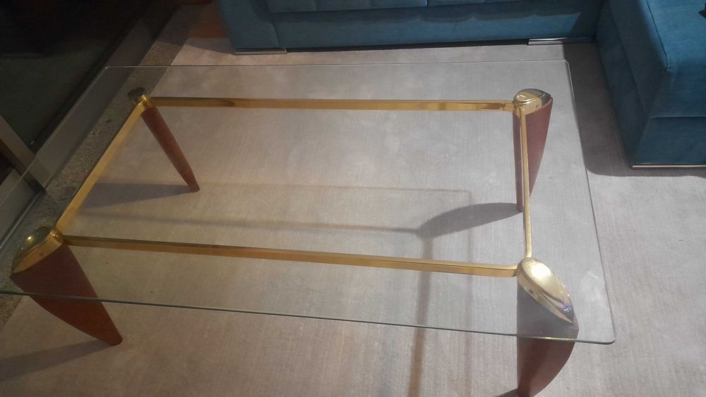 Mesinha de centro com pernas em castanho marmoreado e tampo de vidro