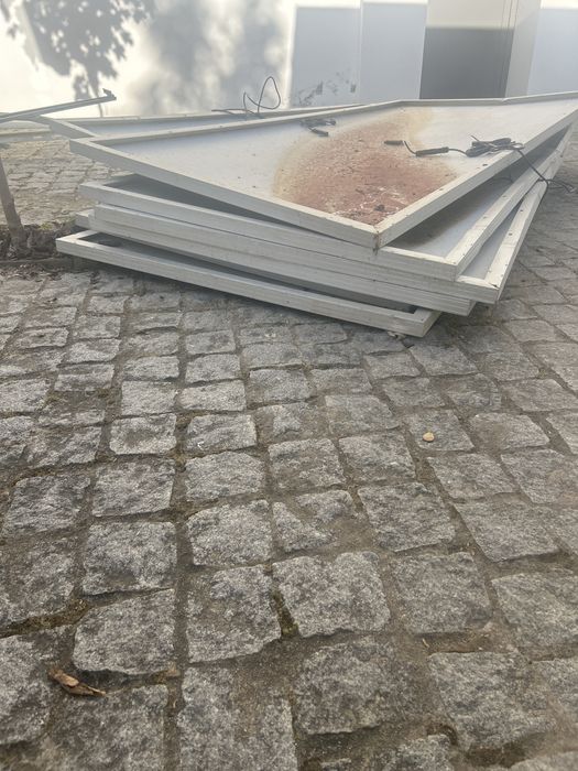 Paineis solares fotovoltaicos -danificados e estrutura
