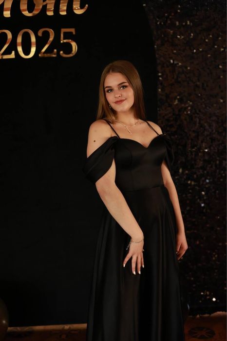 Продаю випускну атласну сукню в ідеальному стані.