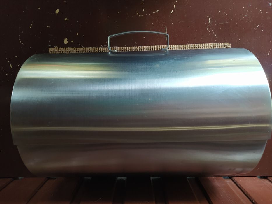 Chlebak .Pojemnik na pieczywo w kolorze srebrnym INOX.