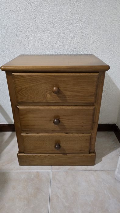 Mesa de cabeceira castanha de madeira (como nova).
Medidas:
Largura: 50 cm
Profundidade: 36 cm
Altura: 62 cm
