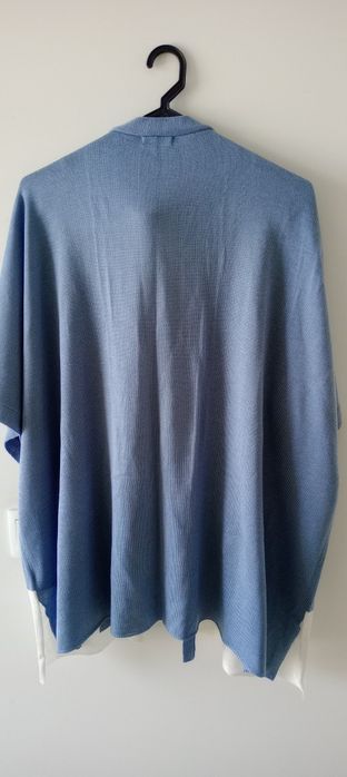 Casaco de malha em tom de azul inglês com barra  branca na parte de ba