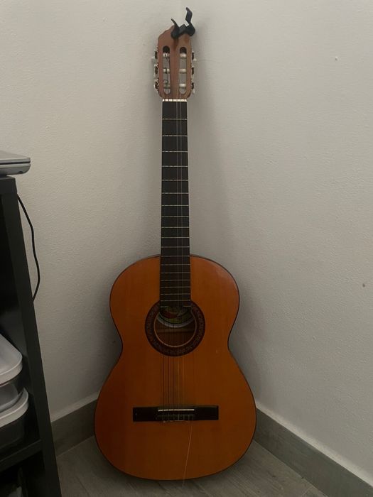 Guitarra + capo semi novas