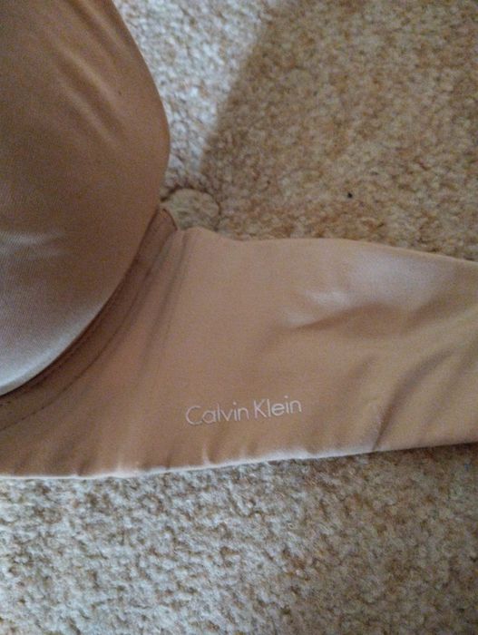 Calvin Klein Абсолютно новый ,бежевого цвета ,бретели с логотипом