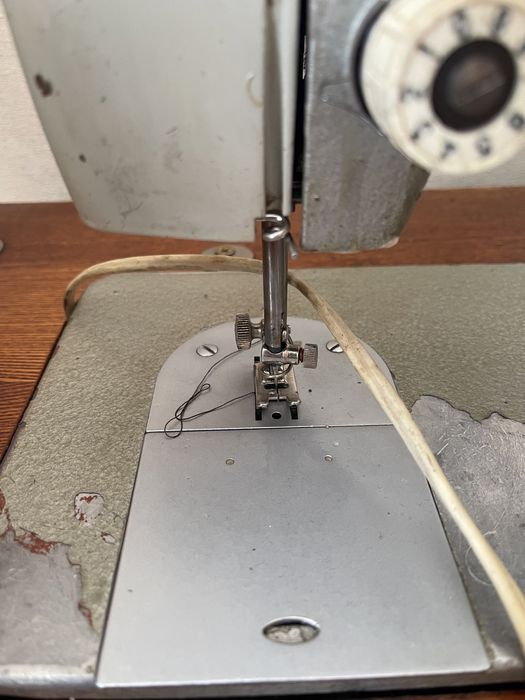 Швейна машинка Чайка 142 М з тумбою