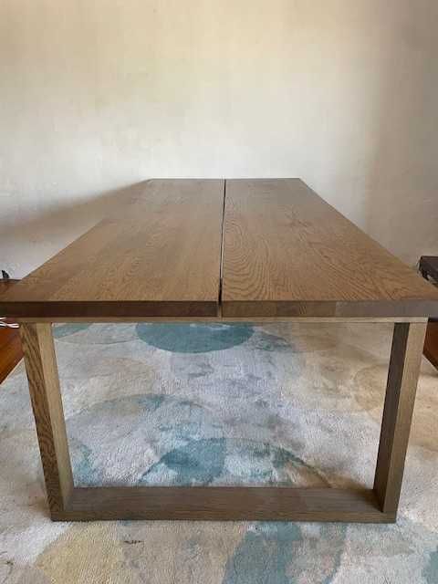 Mesa de jantar de madeira
