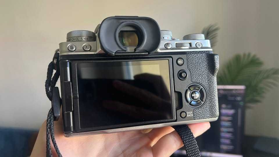 Fujifilm X‑T4 + XF 23 mm f/1.4 + 2 baterias + SD 128 GB