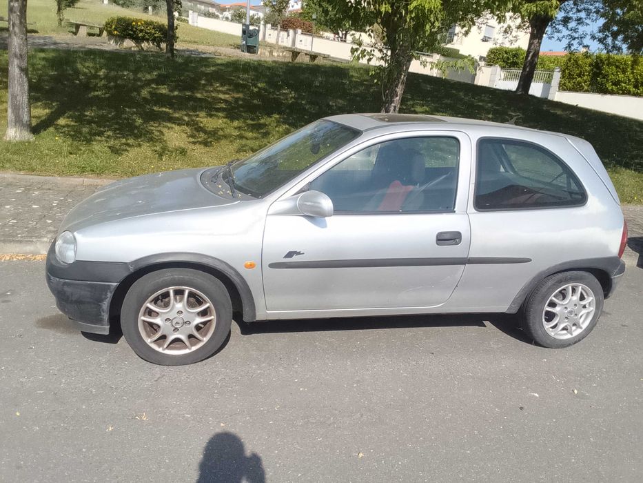 Carro com problemas na panela e uma fuga de óleo.