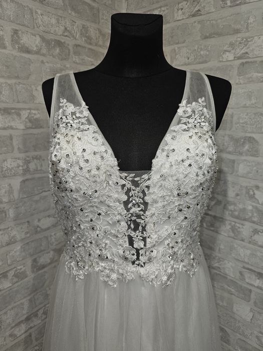 Suknia ślubna na ramiączka