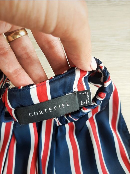 Blusa acetinada cavada às riscas S