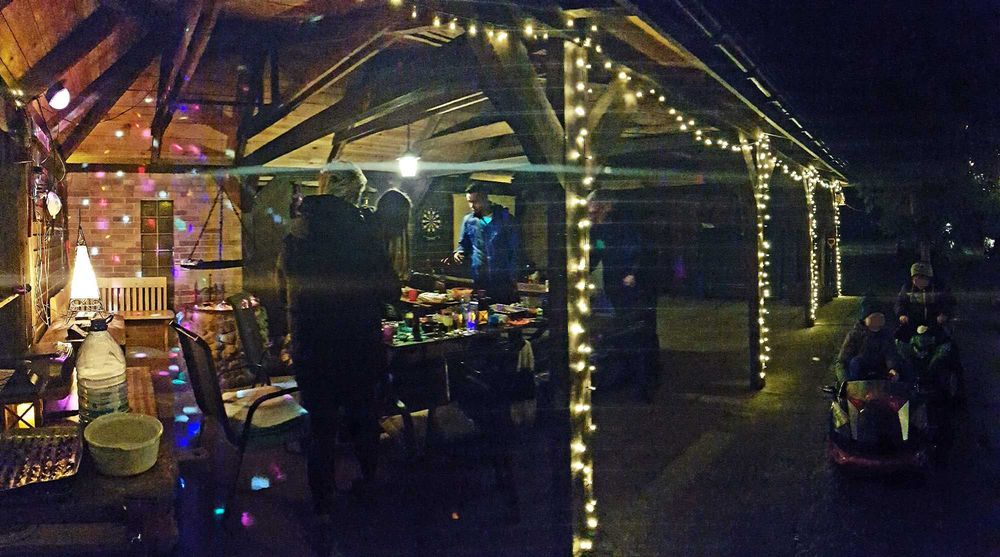 Grzana bania/jacuzzi, wiata z ogniskiem, grillem, wyżywienie.