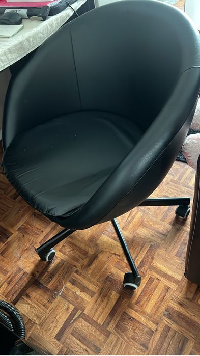 Vende se mesa e cadeira para escritorio