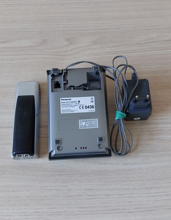 Telefon stacjonarny Panasonic.