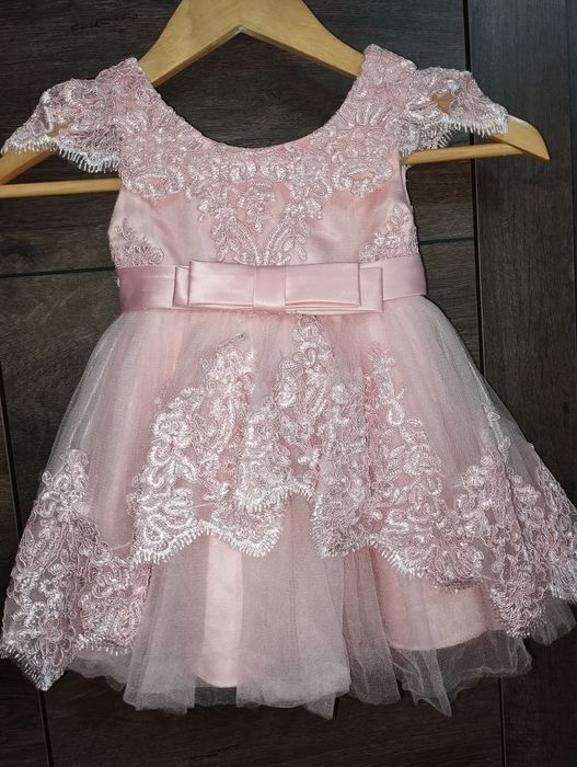 Piękna pudrowo różowa sukienka dla dziewczynki 86/92