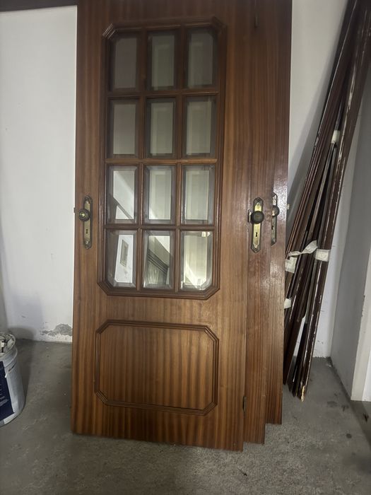 Portas de madeira com vidros
