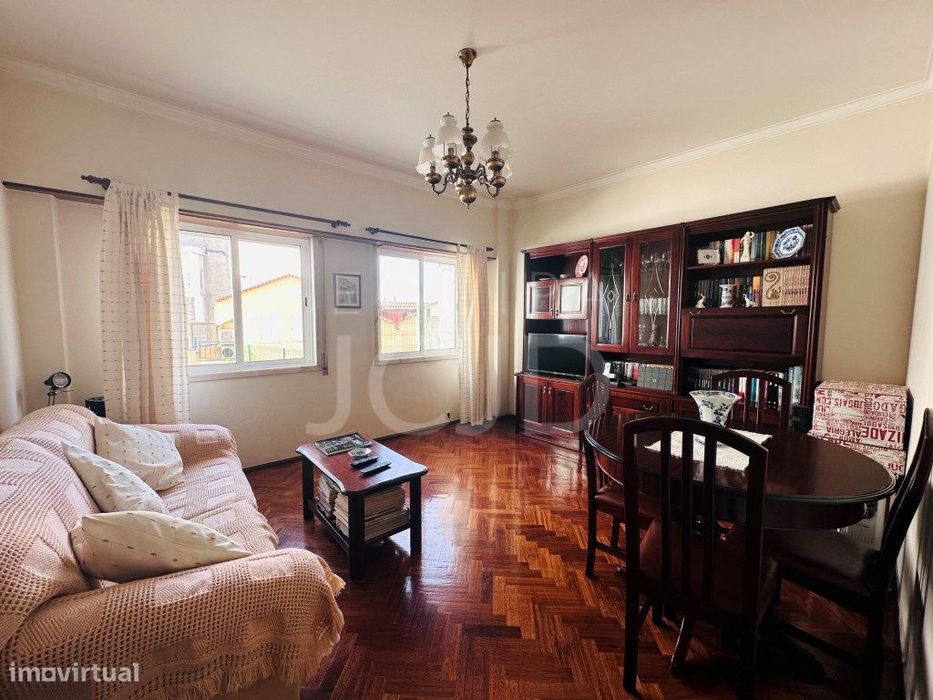 Apartamento T2 Renovado com Varanda e Elevador | Entrecampos, Lisboa