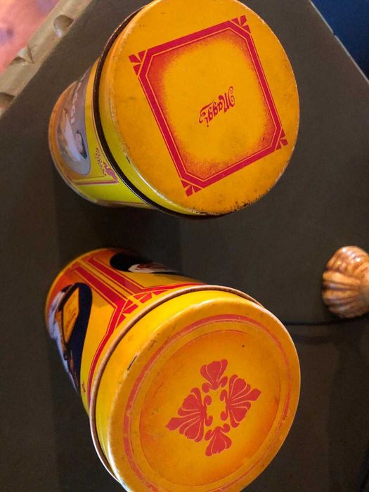 Duas latas Maggie Vintage, as duas em muito bom estado.