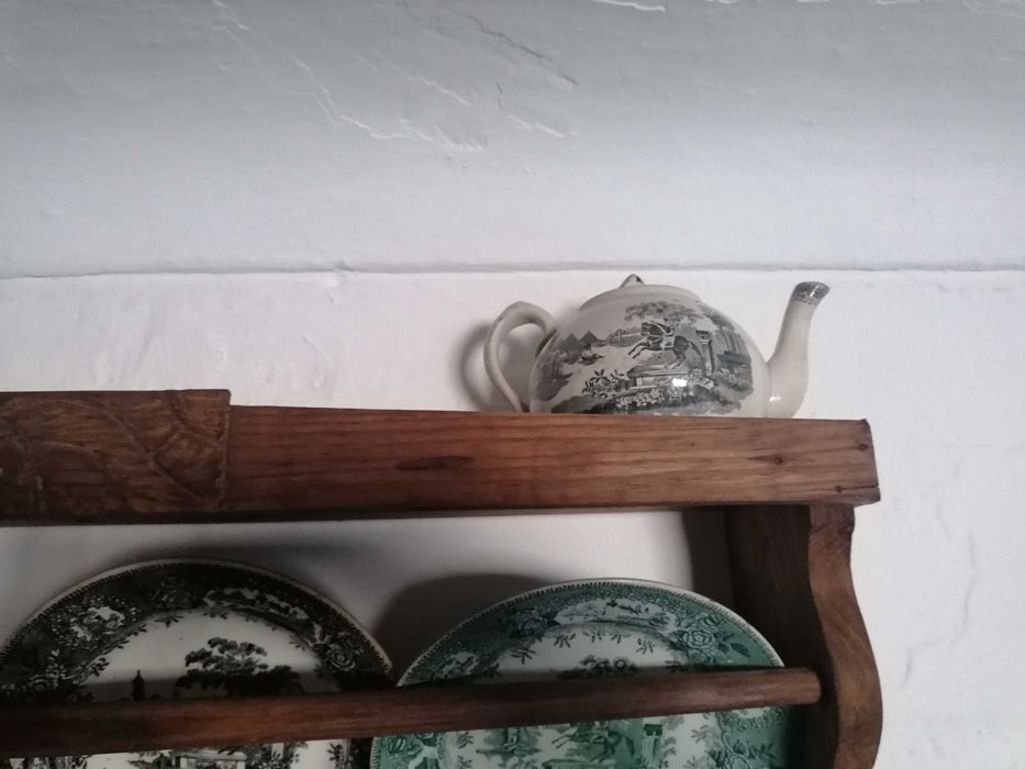 Conjunto escaparate/estanheira/estante e loiça "cavalinho"/"Estátua"