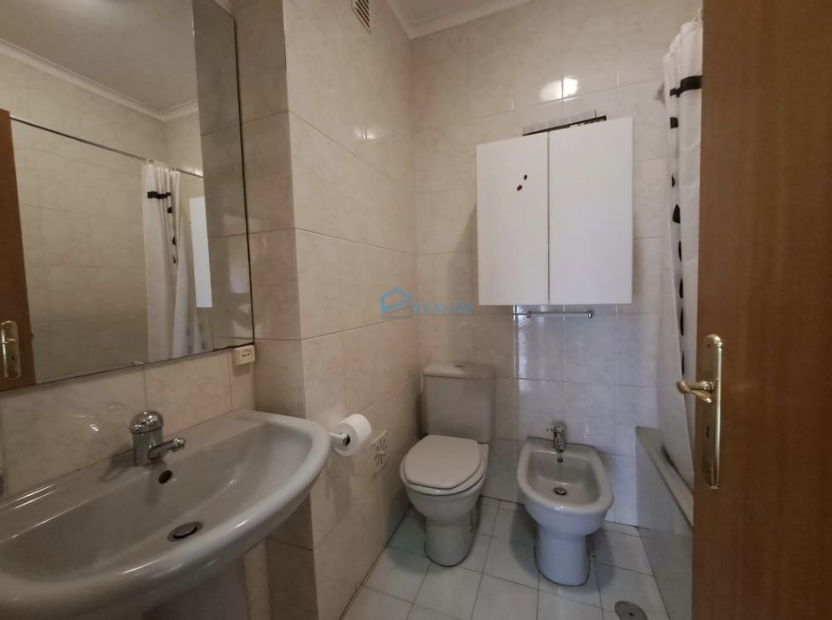 Apartamento T4 c/ garagens e sotão