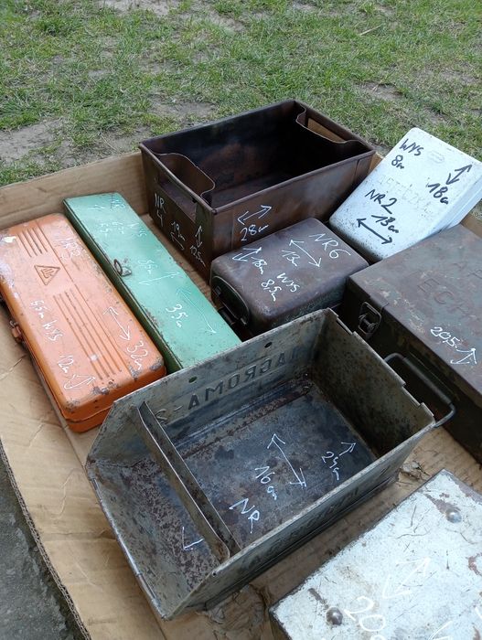 Starej produkcji zestaw starych skrzynek metalowych z epoki PRL