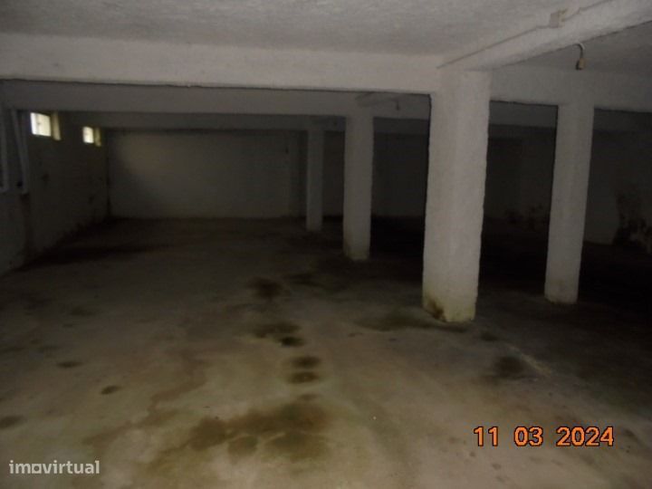 Armazém com 400 m2 junto ao Pingo Doce da Guarda Gare