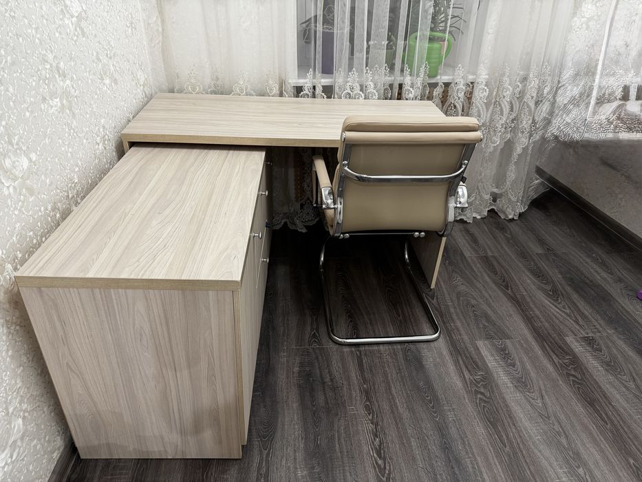 Меблі (стіл та тумба)