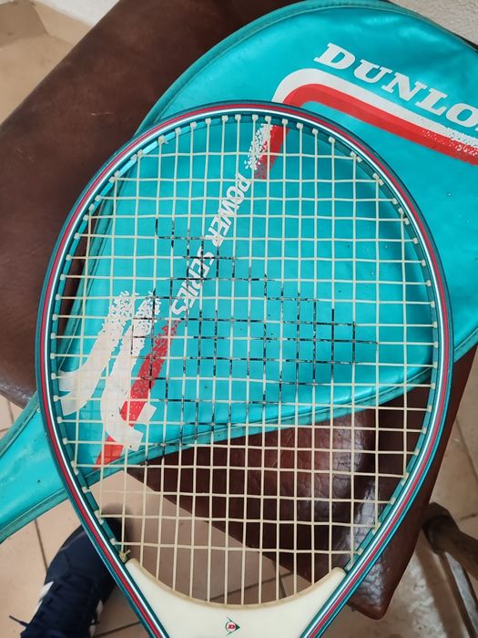 Raquete de tênis Dunlop com 20 anos