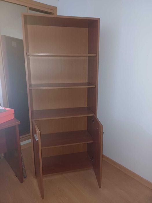 Armário com prateleiras e portas