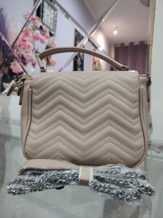 Mała zgrabna torebka ciemny beż