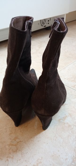 Botas castanhas de camurça cunha