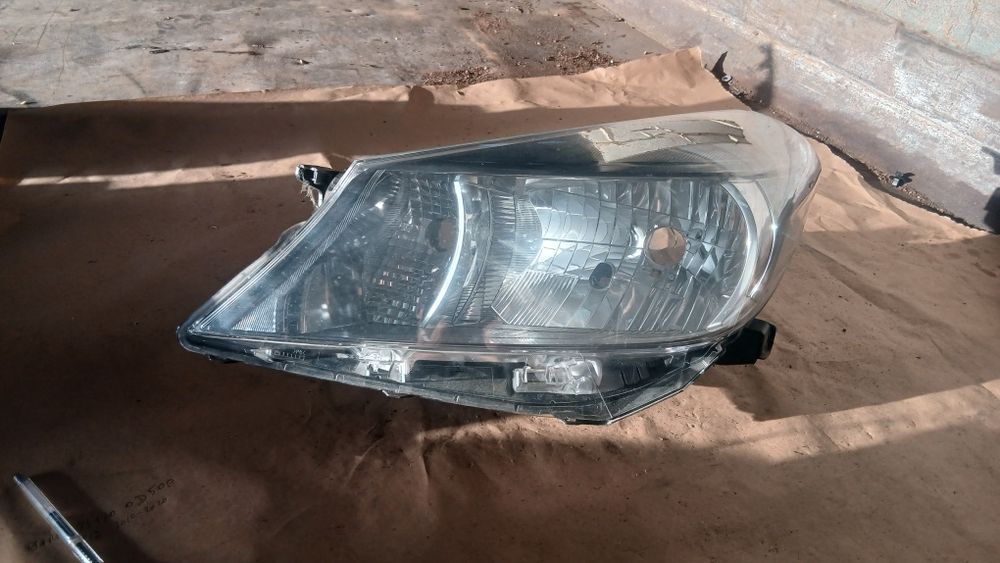 Farol Toyota Yaris P13 de 2010 A 2020