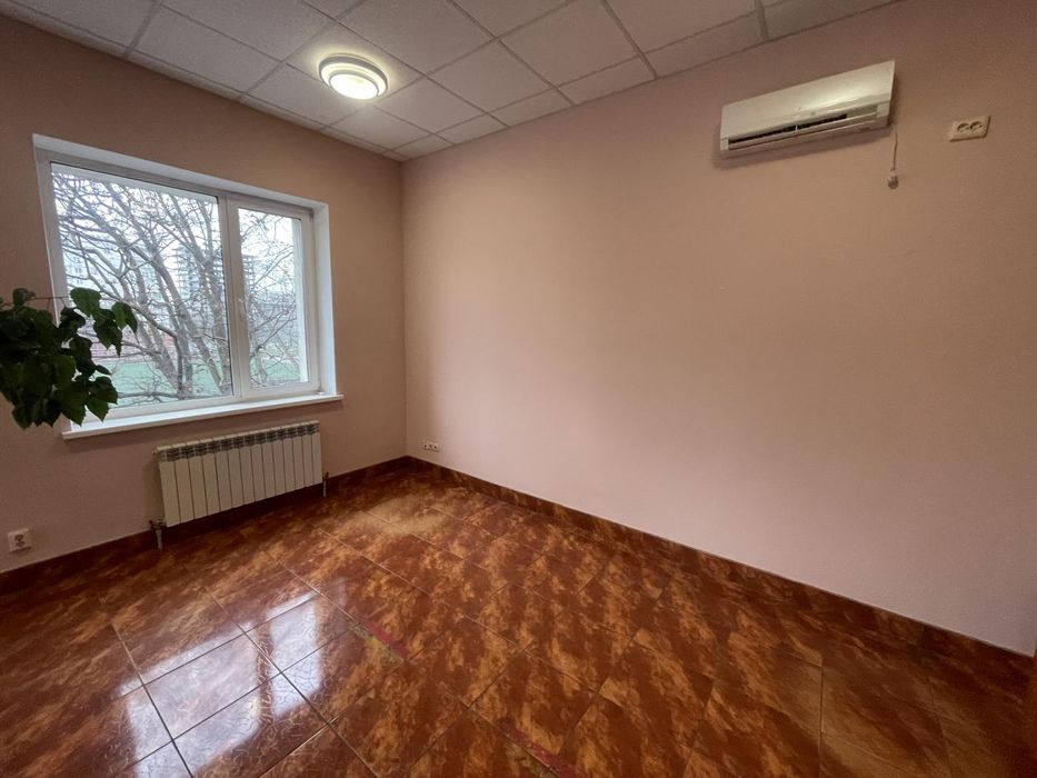 Офіс в центрі міста, є паркінг. 4 кімнати