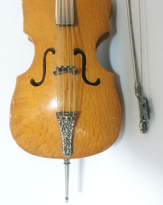 Lindissima miniatura de um violoncelo em madeira e prata portuguesa