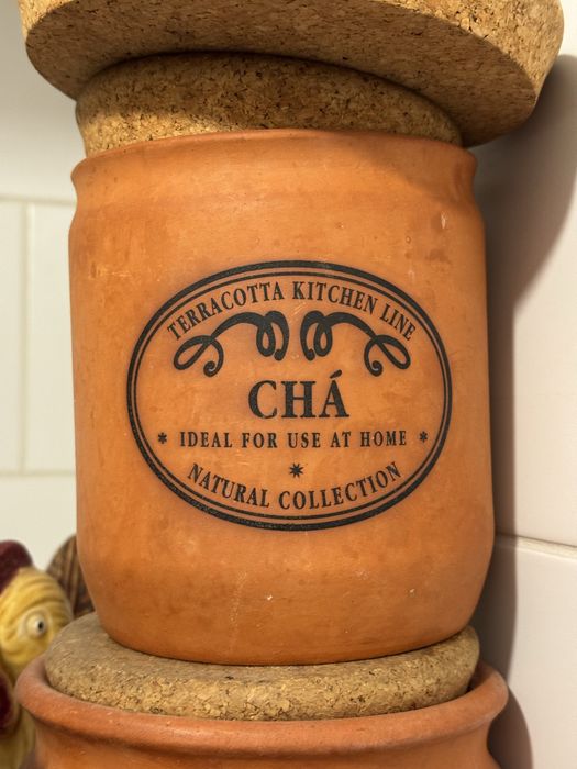 Potes de barro vidrado para decoração e ingredientes