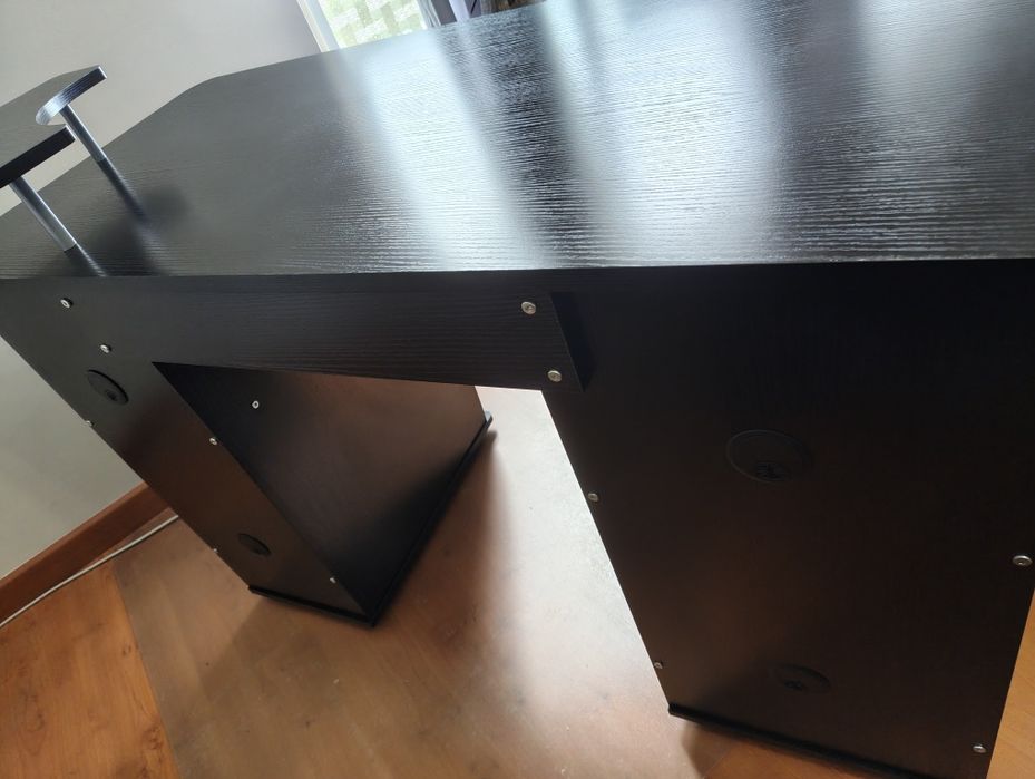 Secretária com espaço para torre de pc - muito bom estado