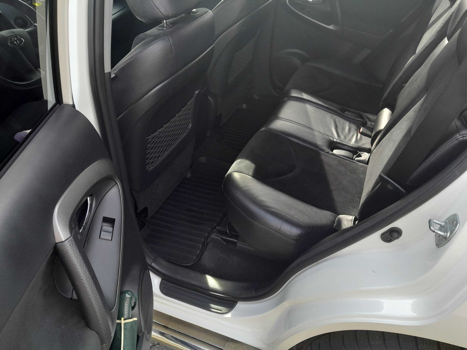 toyota RAV4 2010r silnik 2,0 benzyna pierwsza rejestracja 2011r 4x4