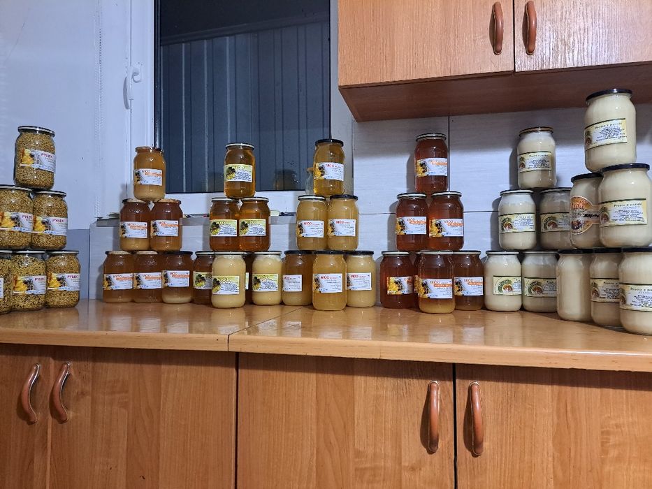 Miód z własnej pasieki.