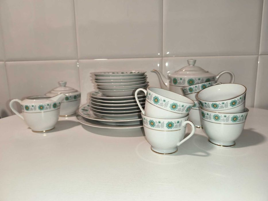 Serviço de Chá em porcelana para 6 pessoas.